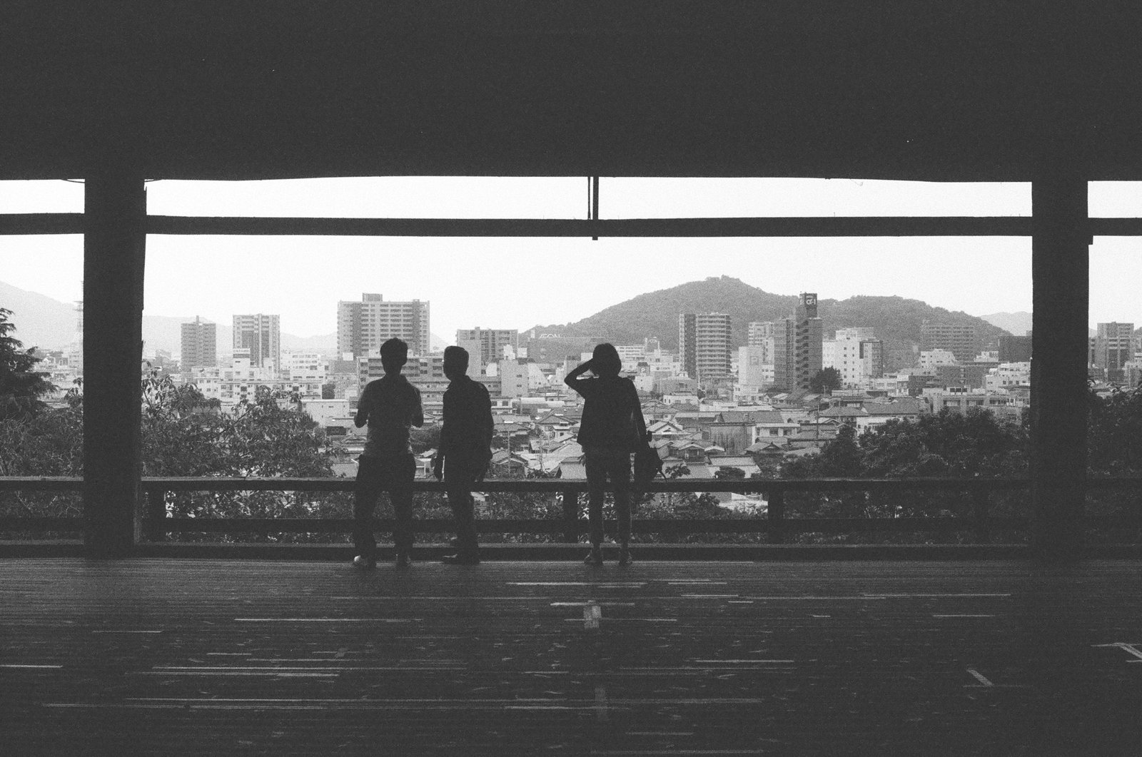 J&rsquo;ai rêvé du Japon — trois silhouettes terrasse